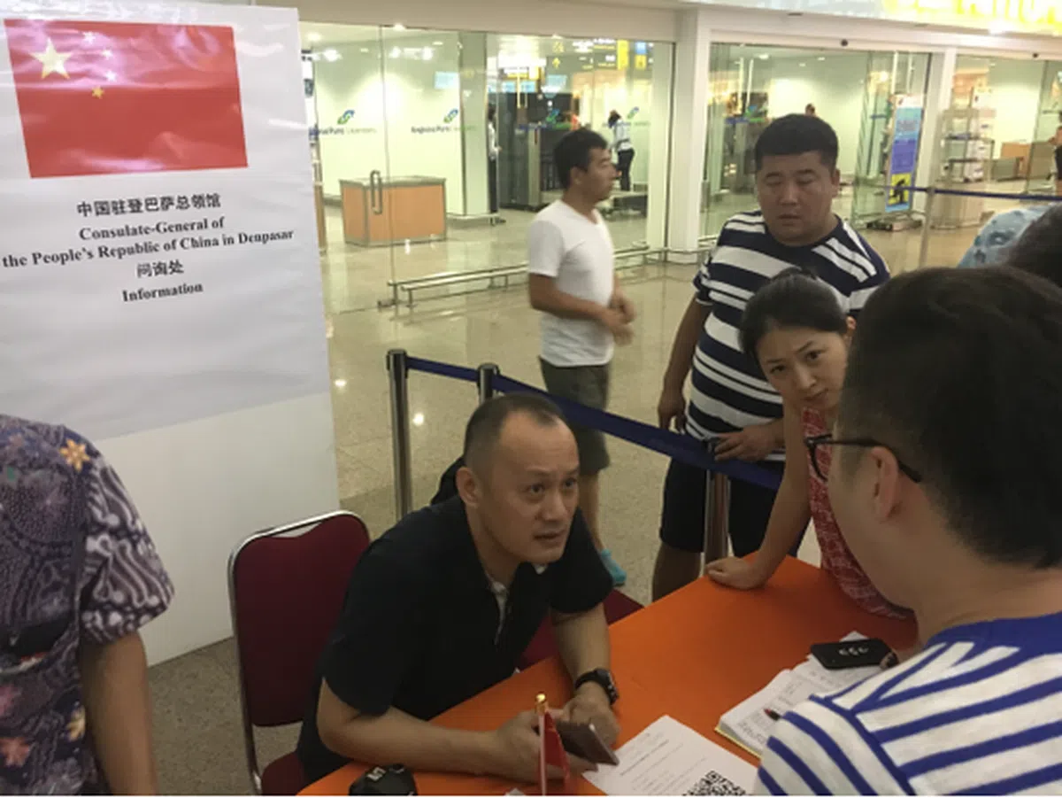  中国驻登巴萨总领事馆在峇厘岛伍拉莱国际机场设立的“中国游客咨询中心”现场。（图片由中国驻登巴萨总领事馆提供） 