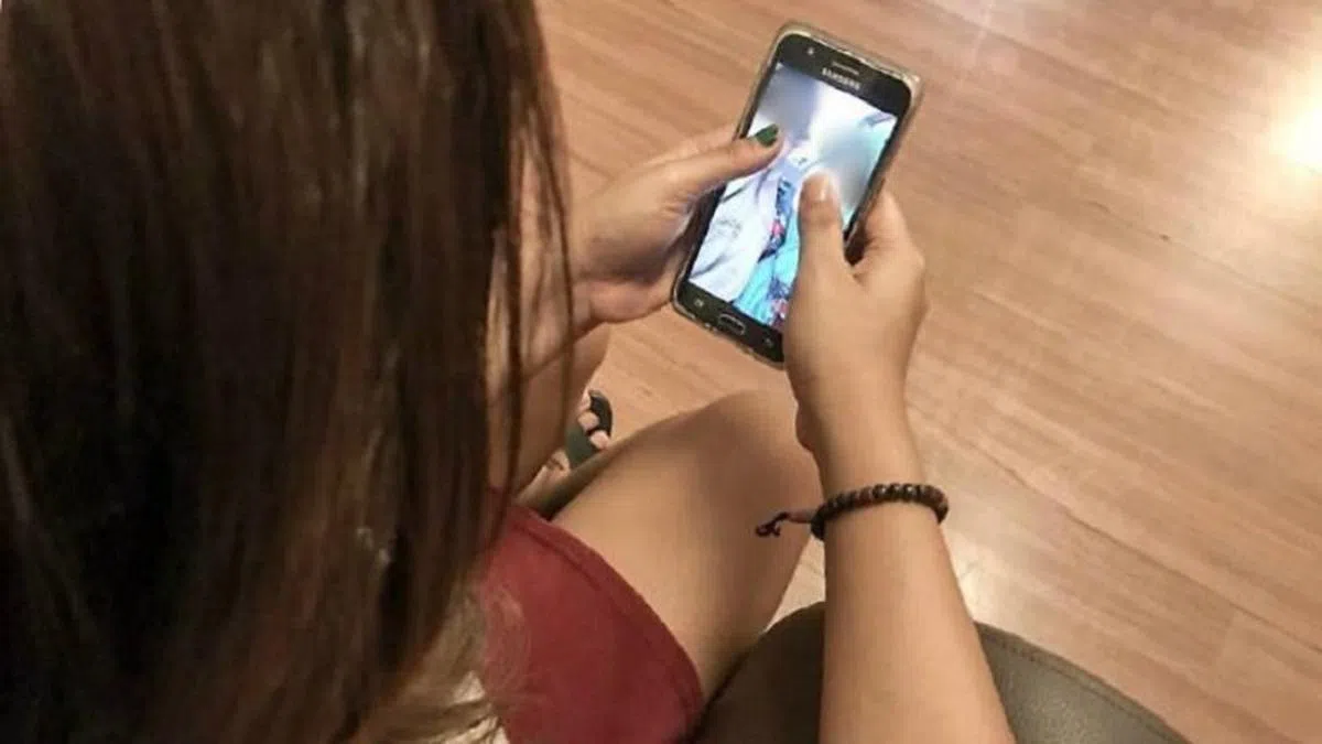  蜜糖的手机屏幕是她与妈妈的合照。（亚洲新闻台） 