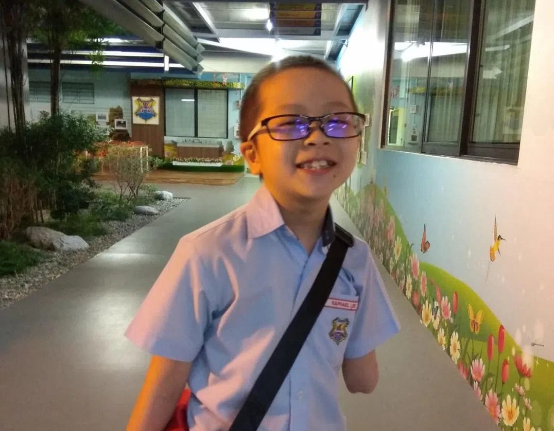 雅德小学的李安哲（12岁）因带有癌症基因，从小不断患上各种罕见的癌症，甚至要截肢左手臂。他忍住病痛努力应考，在小六会考中考出不错的成绩，却连放榜亲自看一眼成绩单的那一刻都等不到，就在两个星期前因癌症去世了。（联合早报）