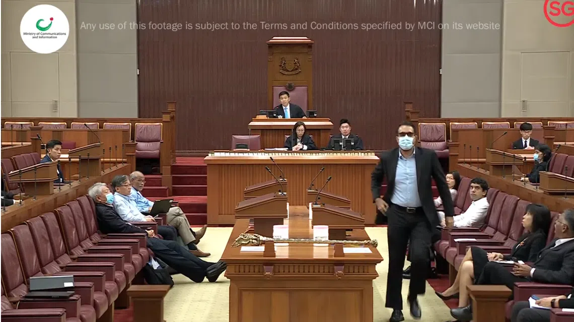 工人党秘书长毕丹星离开国会议事厅。（新加坡通讯及新闻部视频截图）