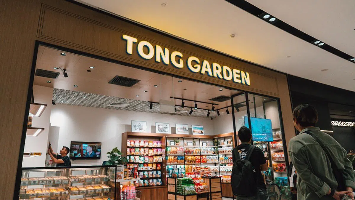 来自中国福建省的王东源在1963年设厂生产和卖花生，并且在1980年正式成立东园食品私人有限公司，生意也扩展至马来西亚和泰国。（樟宜机场网站）