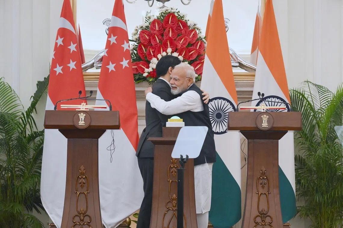 黄循财总理又和印度总理熊抱　其实爱抱抱的是莫迪