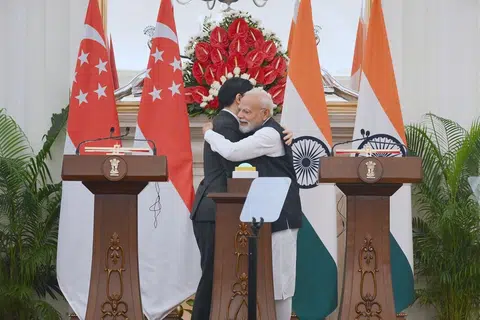 黄循财总理又和印度总理熊抱　其实爱抱抱的是莫迪