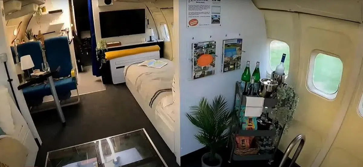 机身经过三个月改造后焕然一新，成为应有尽有的现代风民宿。（视频截图）