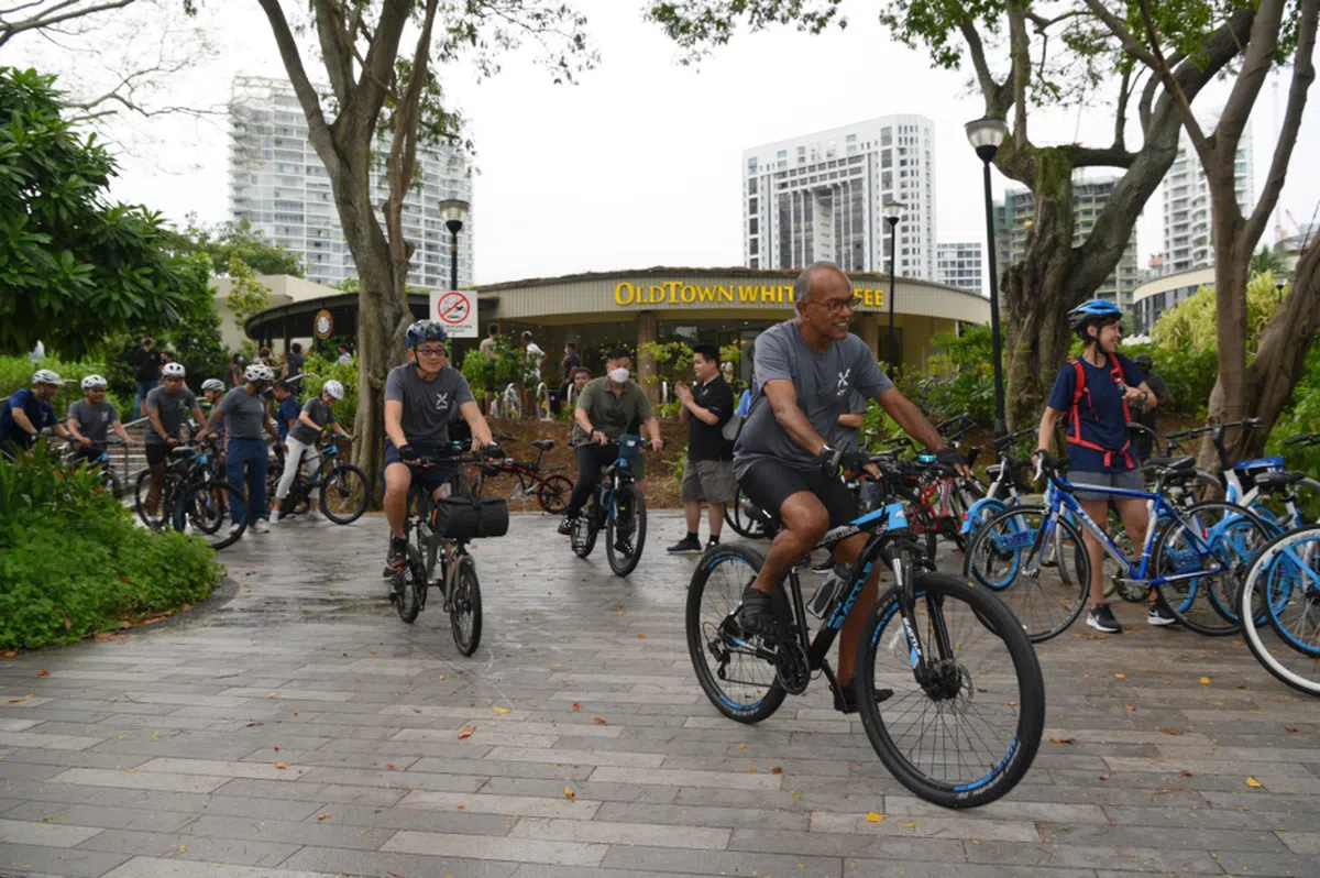 2022年7月14日，内政部长兼律政部长尚穆根（最前）参与内政科学据的年度义骑筹款活动。（海峡时报）