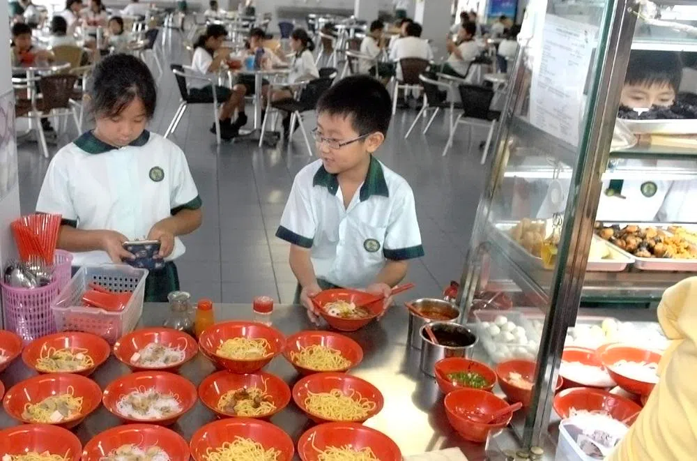 学校食堂摊贩年复一年，看着一批批学生长大、毕业。