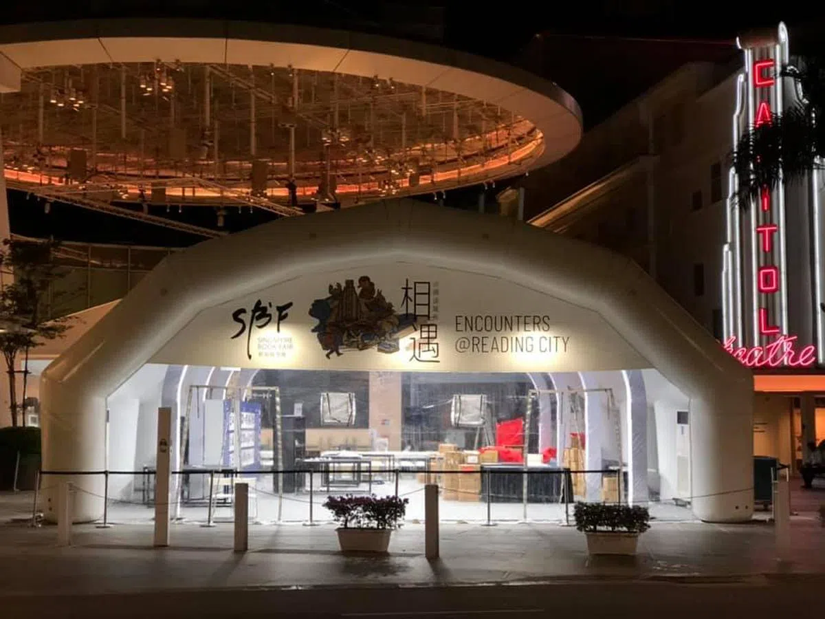  筹备中的书展2019户外帐篷在午夜时分依然灯火通明。（张丽苹摄） 