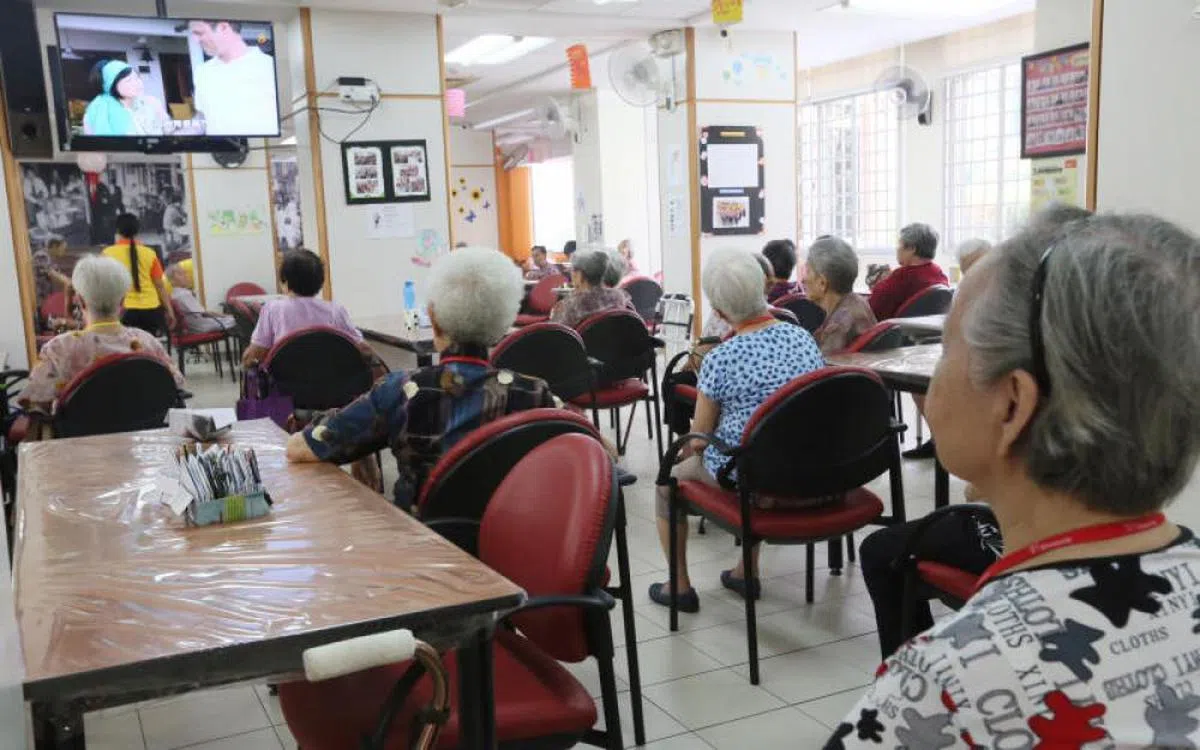 老人家在乐龄活动中心看电视。（新明日报）