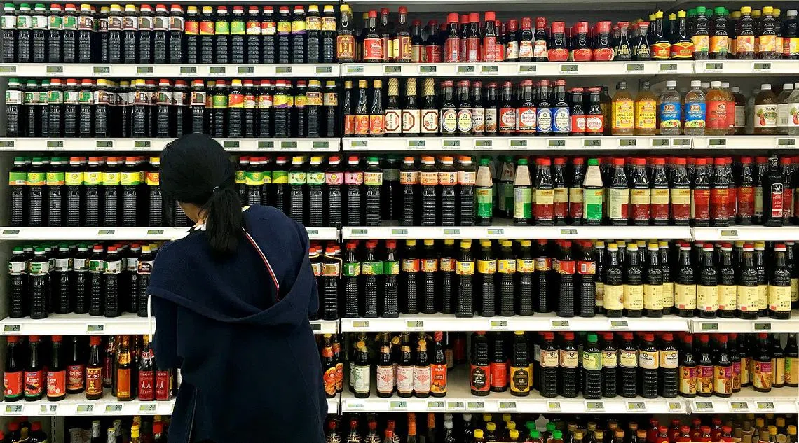 为推动全民抗盐，保健促进局将确保商家售卖更多种类的较低钠含量酱料及调味料。（海峡时报）