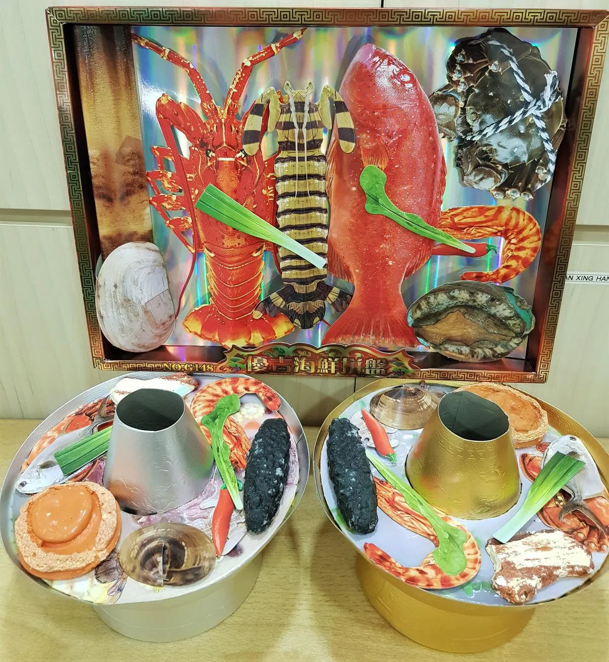  店里也有海鲜套装和火锅，从锅到鲍鱼、扇贝、龙虾、螃蟹一个都不少。祖先天冷的时候可以聚集三五好友一起吃围炉，享受海鲜大餐。（万家香贸易面簿） 