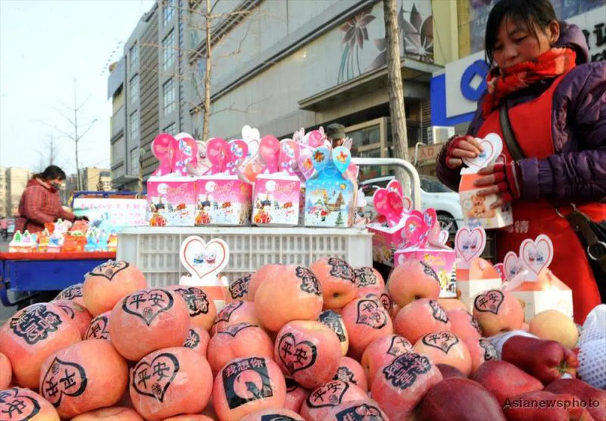  售卖苹果的摊位。（互联网） 