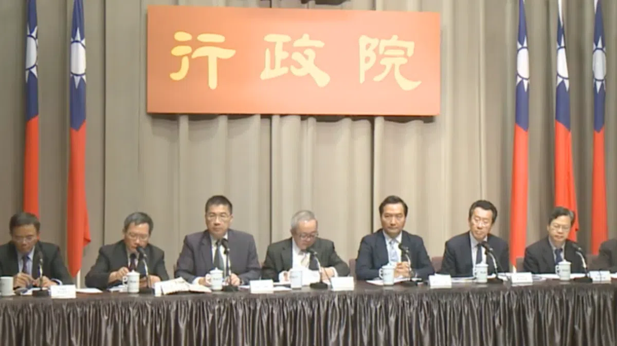  行政院针对庆富案成立专案小组，由副院长施俊吉（左四）担任召集人。（互联网） 