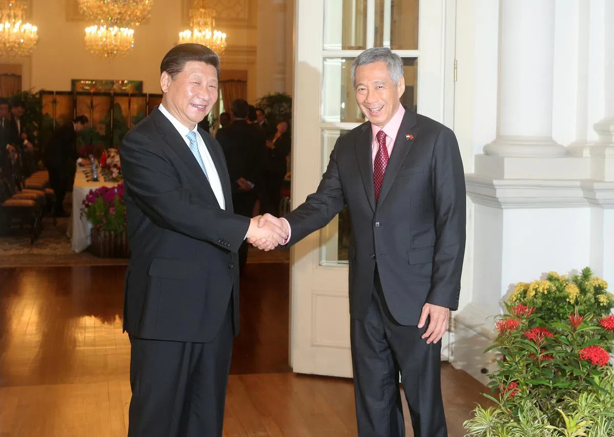  新中建交25周年，中国国家主席习近平于2015年11月6日抵达新加坡进行国事访问。11月7日，习近平（左）在总统府与我国总理李显龙会面。（联合早报） 