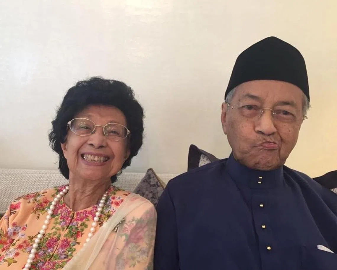 马哈迪（右）今日庆祝94岁生日。（互联网）