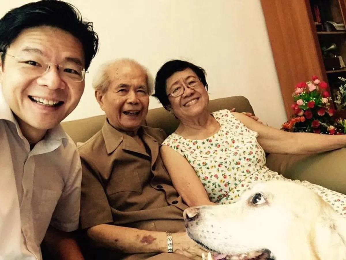 黄循财和他的父母及爱犬合照。（黄循财面簿）