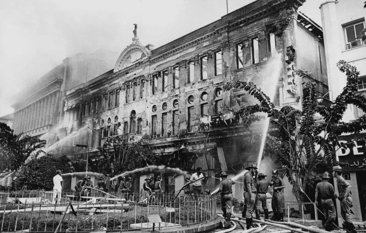  1972年，罗敏申百货位于莱佛士坊（Raffles Place）的店面曾遭一场大火吞噬，酿成9人死，70余人受伤，财物损失超过1000万元。（星洲日报） 