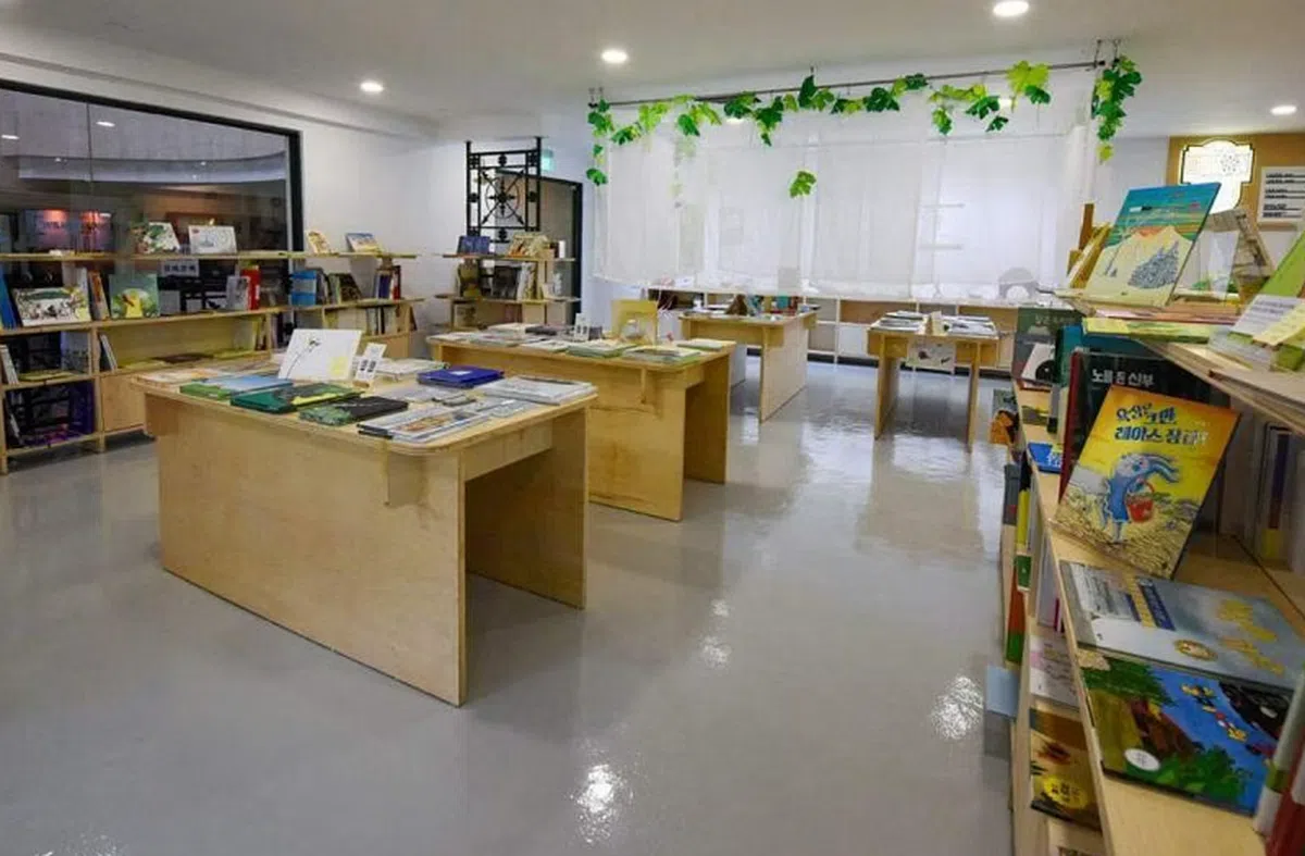 本地一家专卖韩文书籍的书店。（海峡时报）