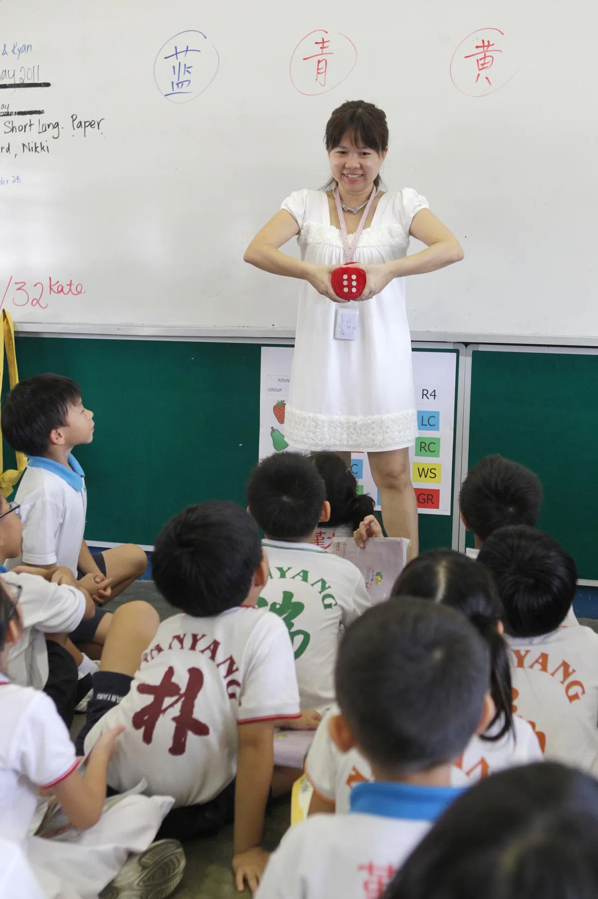 华文老师以各种不同的方式授课，以激起学生学习华文的兴趣。（联合早报）