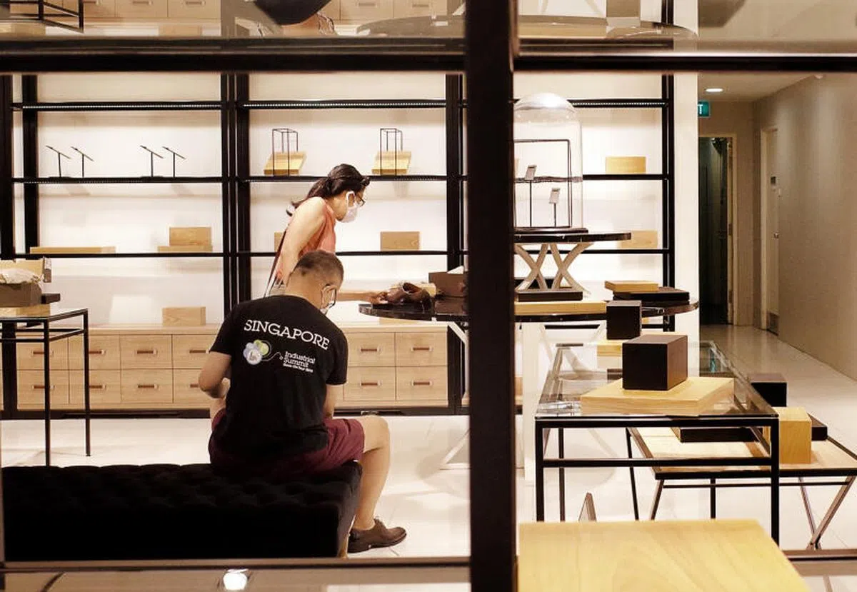  有鞋类供应商在罗敏申宣布清盘当晚，已打包货物撤出来福士城分店，让2020年10月31日一早前来看到空荡荡货架的顾客大感惊讶。（联合早报） 