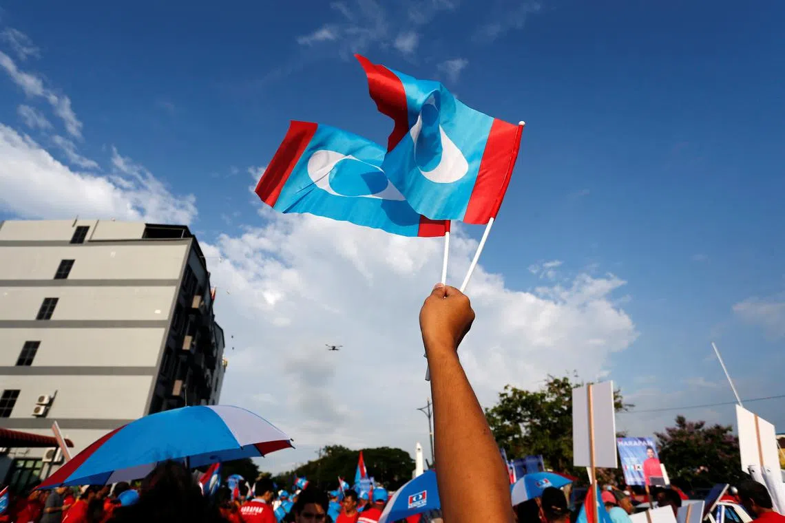 希望联盟的支持者在4月28日提名日的一场集会上，挥舞希盟旗帜。（路透社）