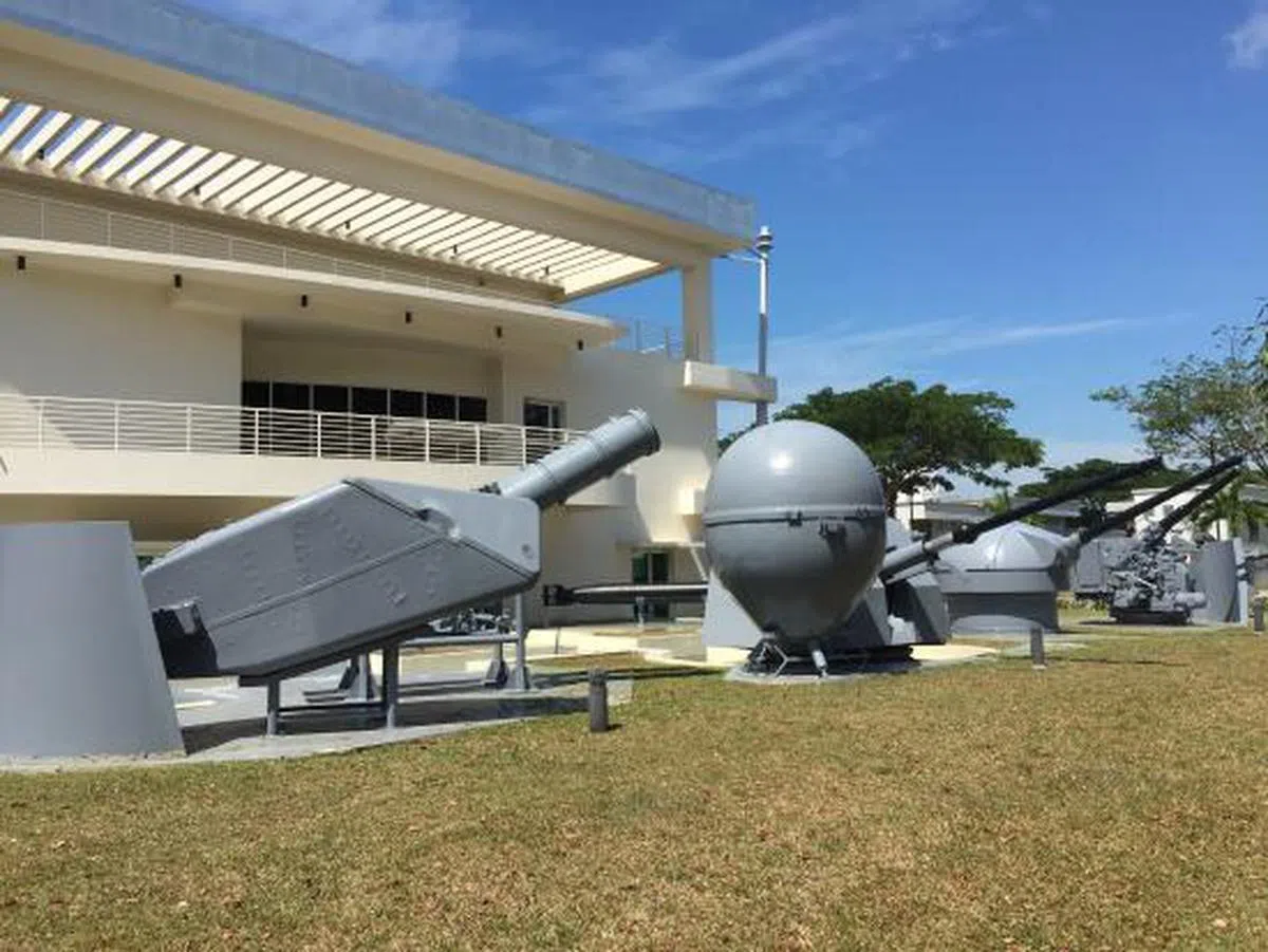  馆外展示的旧枪管和武器。（TripAdvisor） 