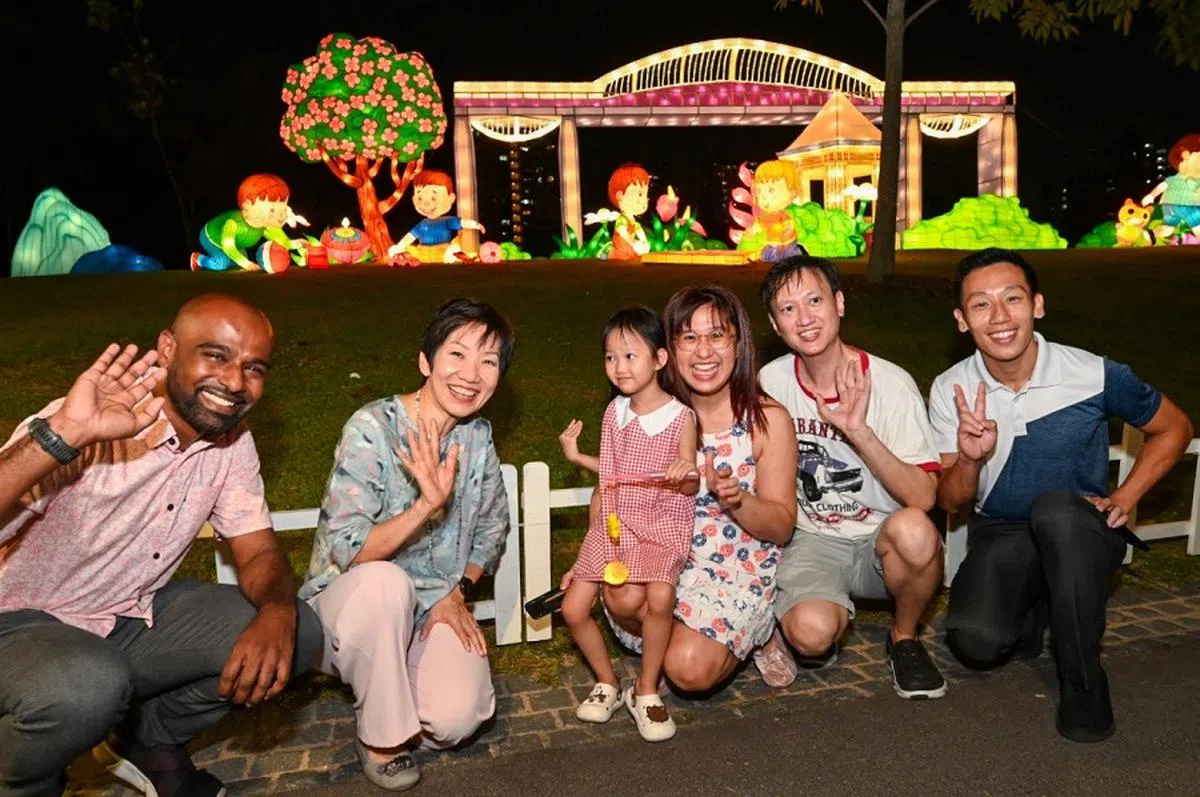 哈宓（左一）、永续发展与环境部长傅海燕（左二），以及裕廊集选区议员谢曜全（右一）与公众在裕廊湖花园举办的“湖畔之光”中秋灯展合照。（取自傅海燕脸书）