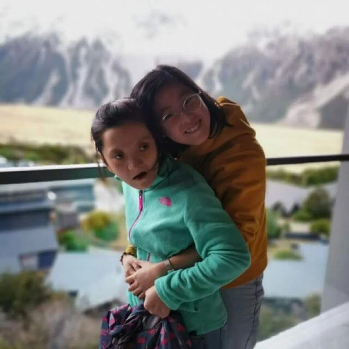 洪敏（左）与海外留学的妹妹感情很好。（郭秋华提供）