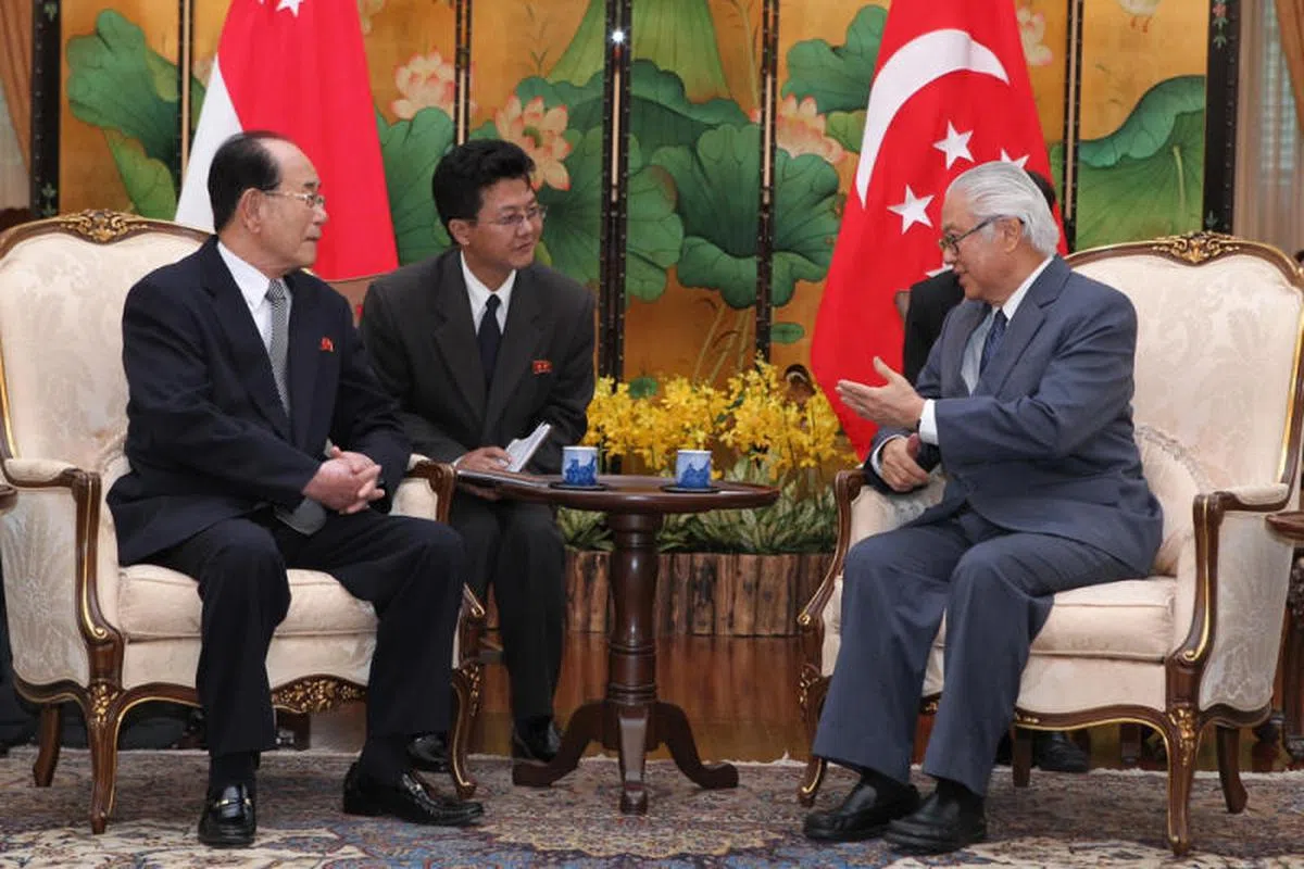  2012年5月11日，时任总统陈庆炎（右）在总统府会见到访的朝鲜最高人民会议常任委员长金永南。（新闻及通讯部） 