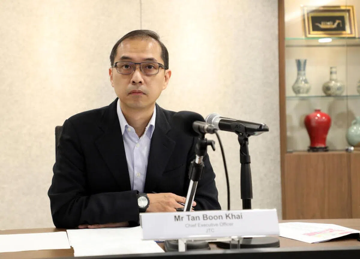  裕廊集团总裁陈文凯昨天（22日）在线上记者会上表示，作为项目及地段发展商，裕廊集团将负起“整体责任”（overall responsibility），同时该集团也“不会逃避责任”。（联合早报） 