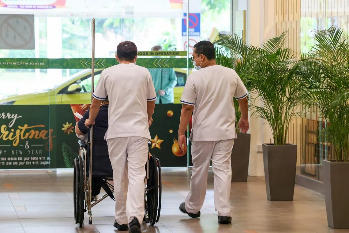 白衣天使，你们辛苦了。（联合早报）