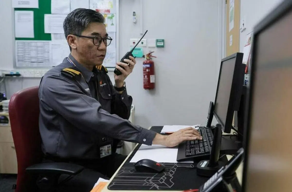 保安主管Sammy Lee在医院保安控制室，目睹过不少同事遭病患骚扰。（海峡时报）