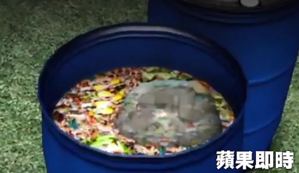  女婴被包在黑色塑料袋里，疑似被男子丢弃厨余桶中。（苹果日报示意图） 