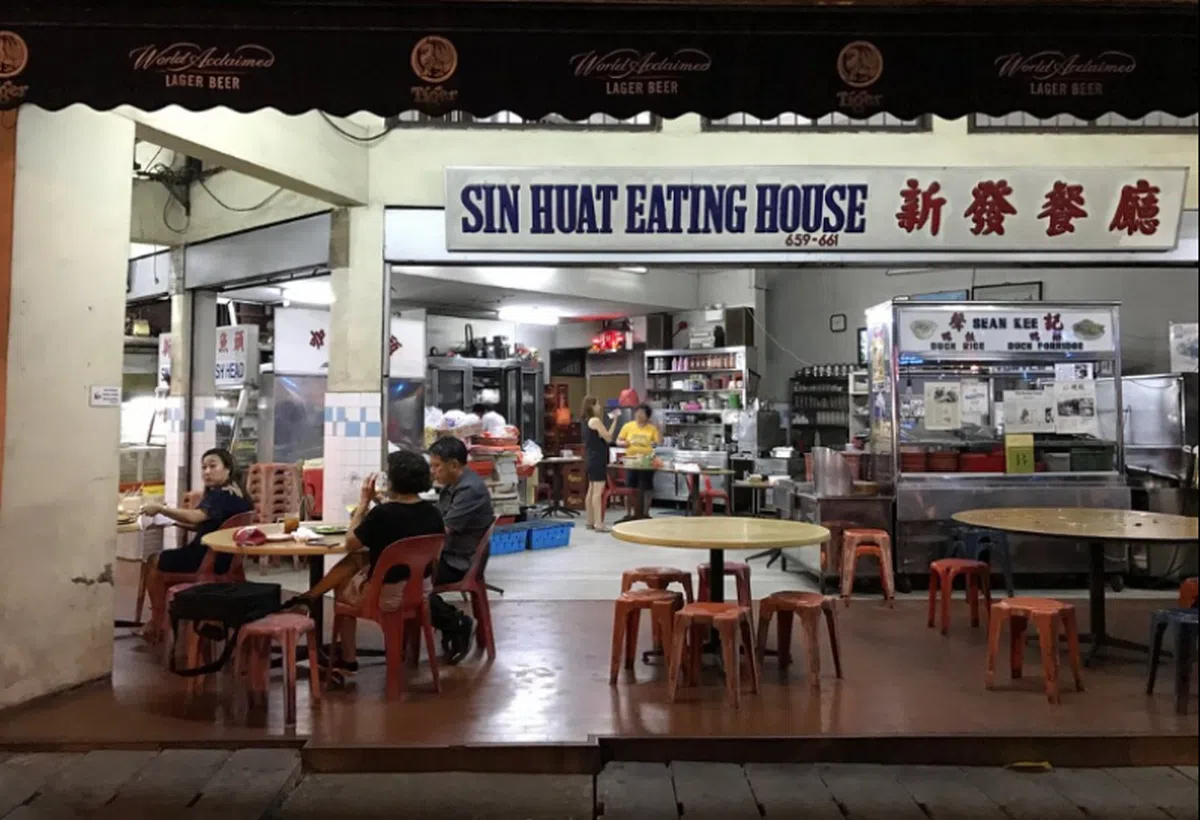  新发餐厅虽然位于新加坡红灯区芽笼，其蟹肉米粉却是本地美食家大力推荐的。（互联网） 