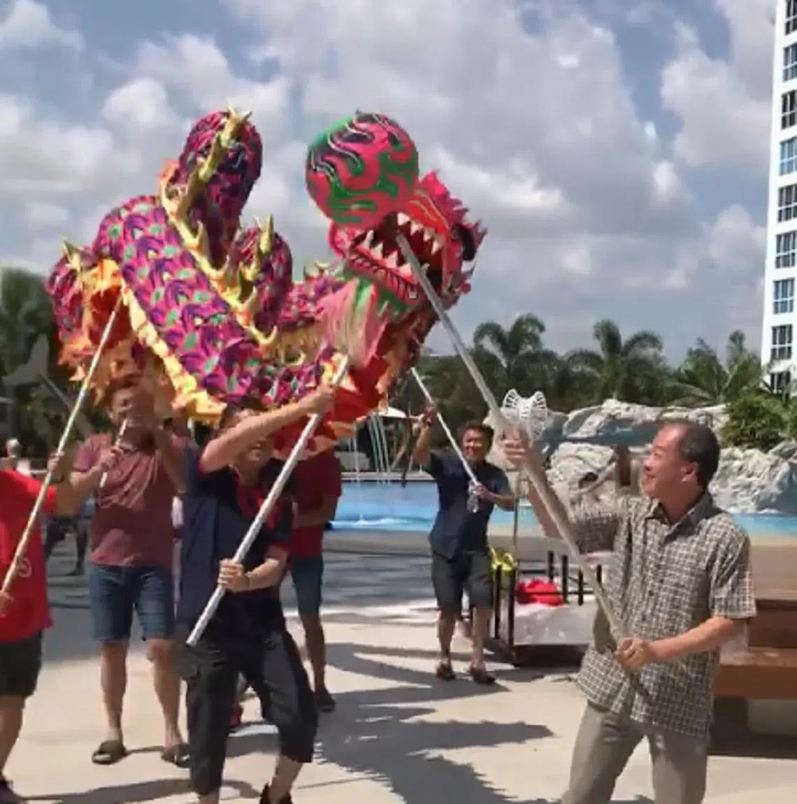 刘程强秀了一手舞龙技巧。（视频截图）