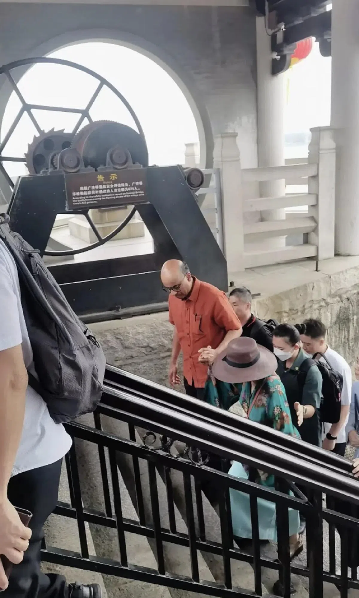 尚达曼细心牵着夫人爬上阶梯。（互联网）