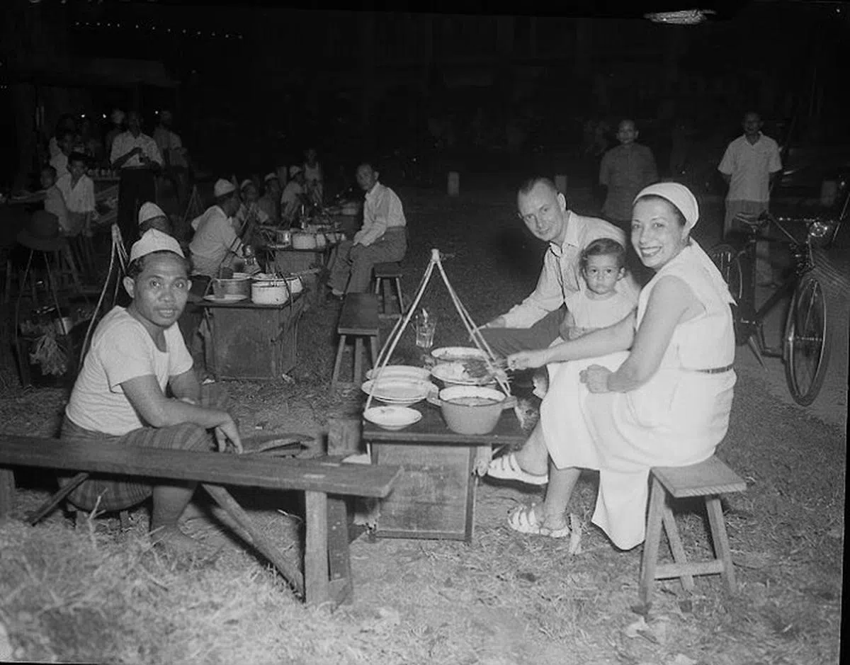 新加坡早期于克拉码头一带的沙爹俱乐部（Satay Club）。（海峡时报）