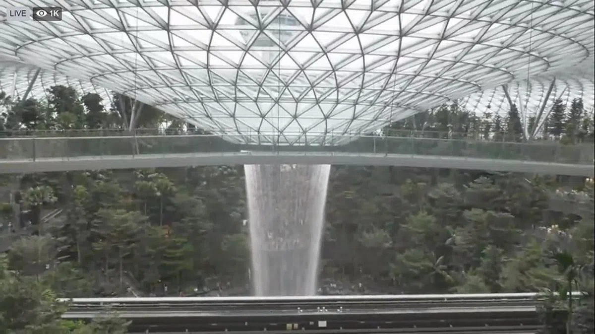  雨漩涡瀑布的壮观景象。（联合早报视频截图） 