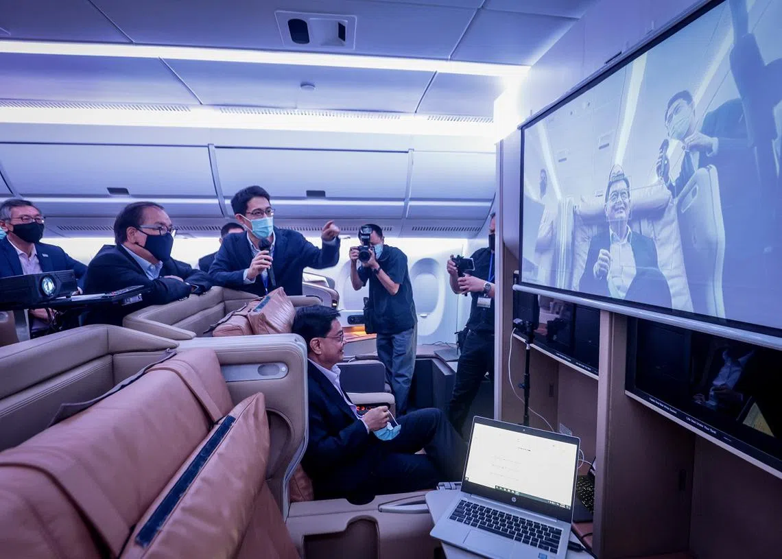 副总理兼经济政策统筹部长王瑞杰（坐者）参观新航—国大数码航空企业研究室内的先进设备和设施，例如按照新航客舱打造的模拟室，让研究员可在逼真环境中利用各种感应器记录面部表情、心率和睡眠阶段，并研究乘客睡眠状态和舒适度，为乘客研发新产品和服务。（联合早报）