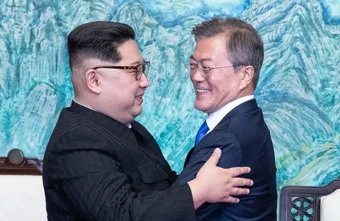 兄弟一笑泯恩仇。（法新社）
