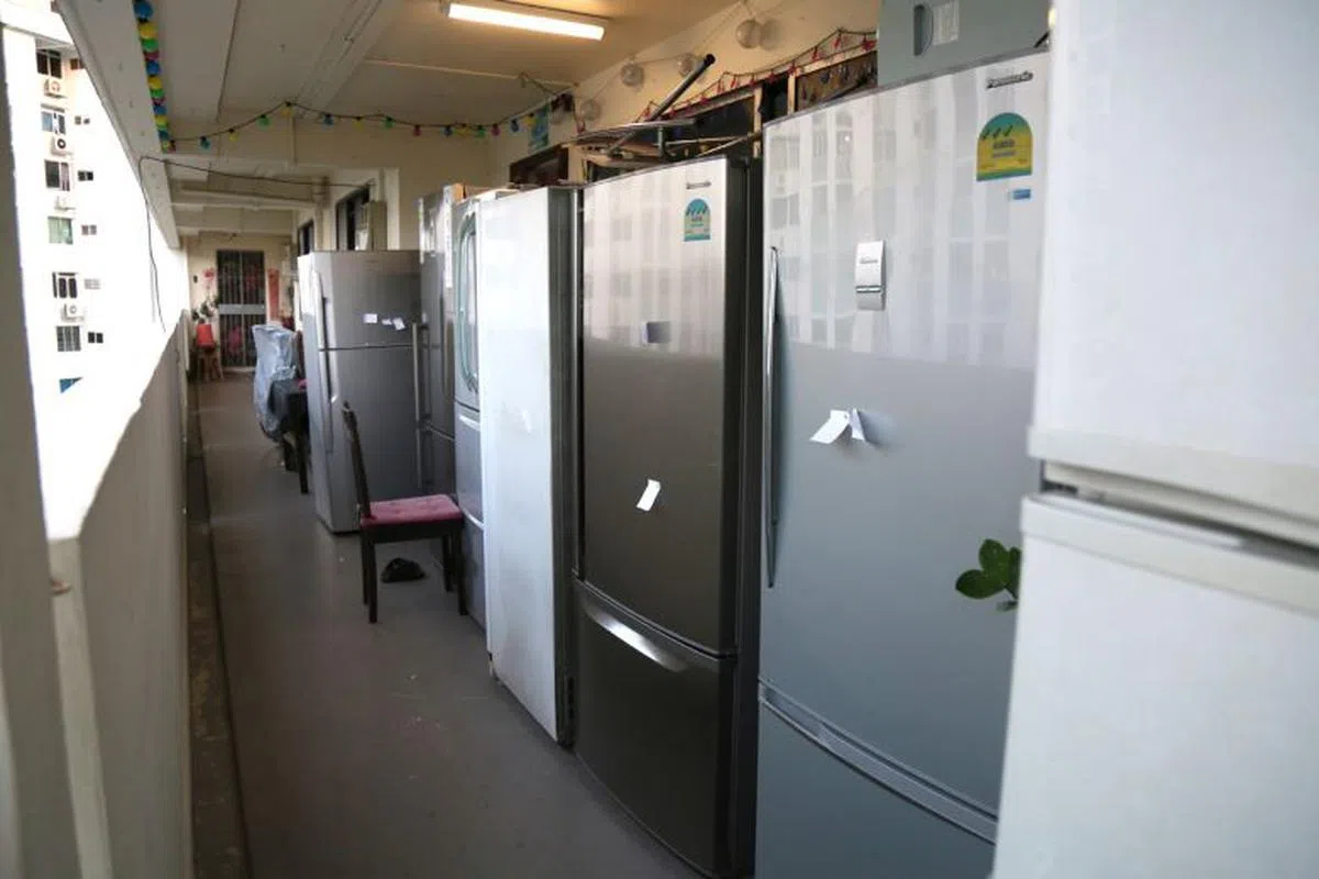  四美居民楼道里摆了七个冰箱排排站。（海峡时报） 