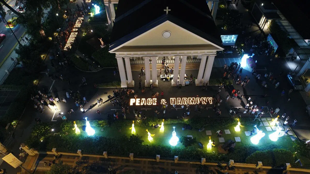  人们点上蜡烛，排除“和平与和睦”两个英文字。夜晚的到来让无数的烛光闪耀得更加靓丽。（善牧主教堂） 