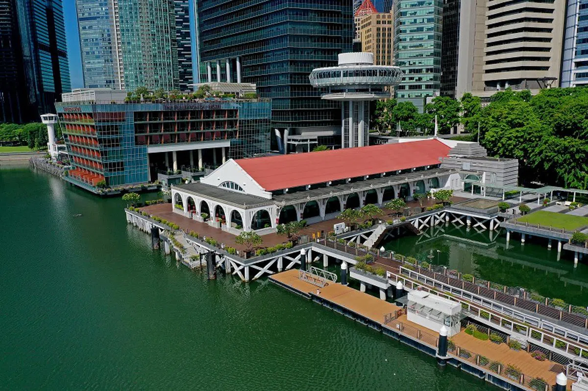 鸟瞰坐落于红灯码头原址的富丽敦海湾酒店（The Fullerton Bay Hotel）。（联合早报）