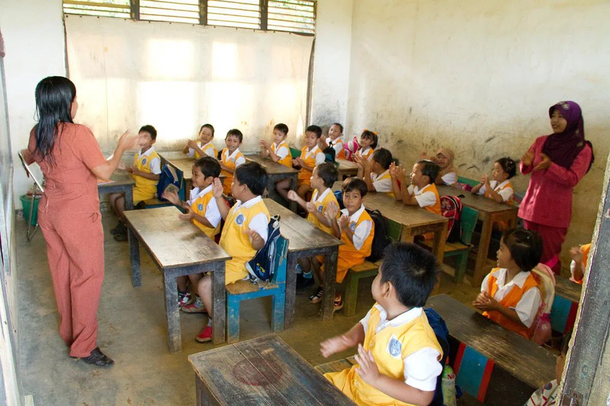 被派往偏远地区的越南教师，可领取更优渥的薪资。（路透社）