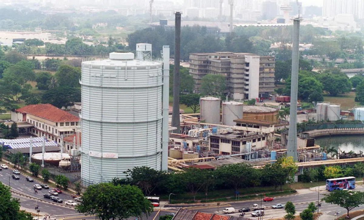 加冷煤气厂外观。建于1862年的加冷煤气厂，是本地第一座煤气工厂。刚开始启用时，主要利用煤炭来制造煤气，点燃市区的街灯。到了1980年代后期，则改用石脑油（naphtha ）生产煤气。1956年，家用煤气则逐渐取代煤炭，加冷煤气厂的煤气就从街头走入万户千家。起初，这座巨大的25层楼高的铁桶因被煤烟熏的黝黑，让人们视它为“定时炸弹”，因此称那一带为“火城”。随着新加坡对清洁能源需求的增加，以及煤气厂设备的老化，“火城”在1998年正式停业并被拆除。（海峡时报）