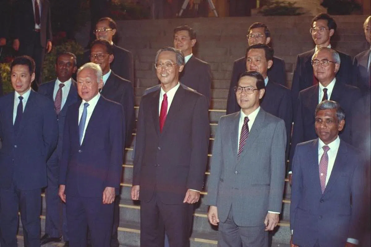  吴作栋在1990年宣誓就任新加坡第二任总理。前排左起：时任副总理兼贸工部长李显龙、李光耀资政、总理兼国防部长吴作栋、副总理王鼎昌、国家发展部长丹那巴南。（海峡时报档案照片） 