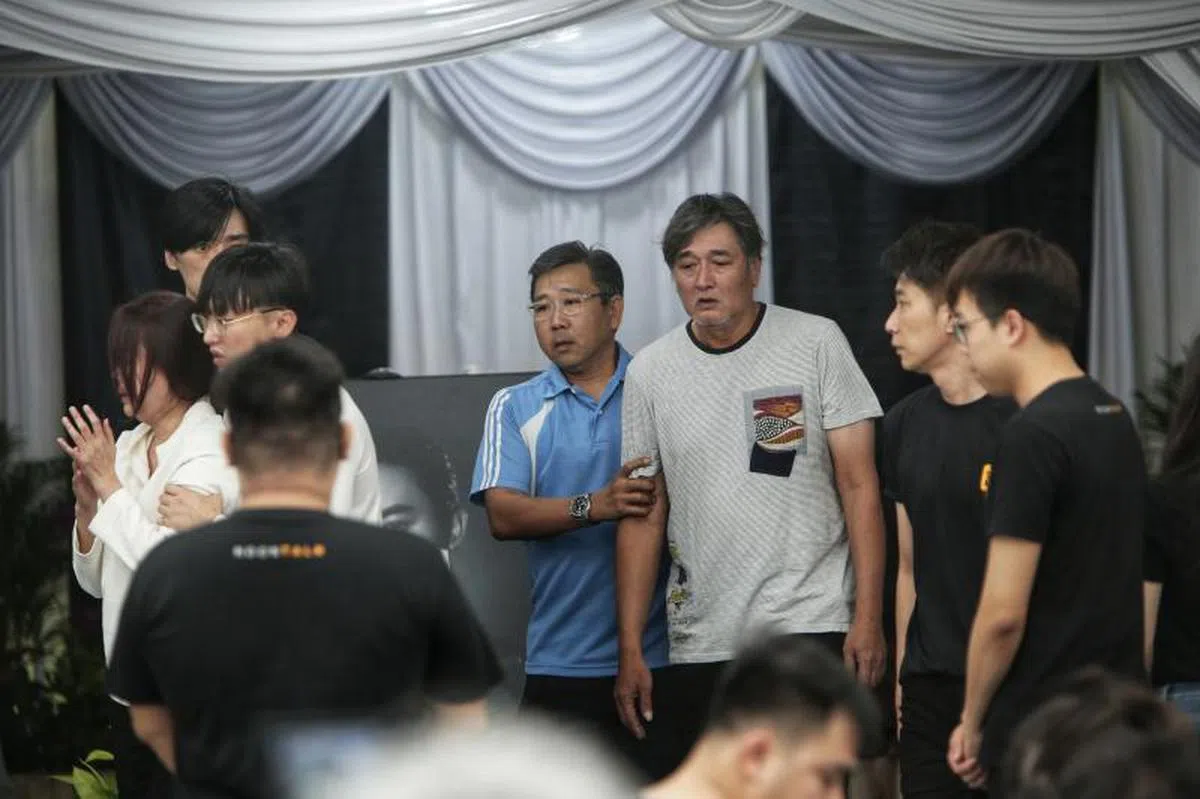  冯伟衷父亲（（右三）瞻仰完儿子的遗容后随即流下眼泪。（联合晚报） 
