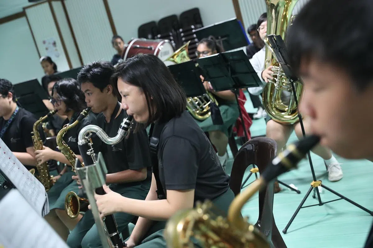 新加坡中学为学生提供的课程辅助活动多样化，其中包括铜乐队。（海峡时报）