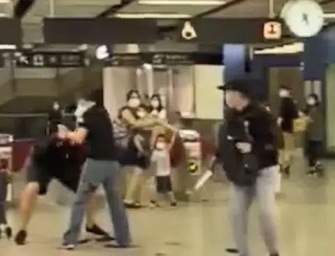 8月4日下午5点多，香港大围港铁站发生持刀抢劫案。（视频截图）