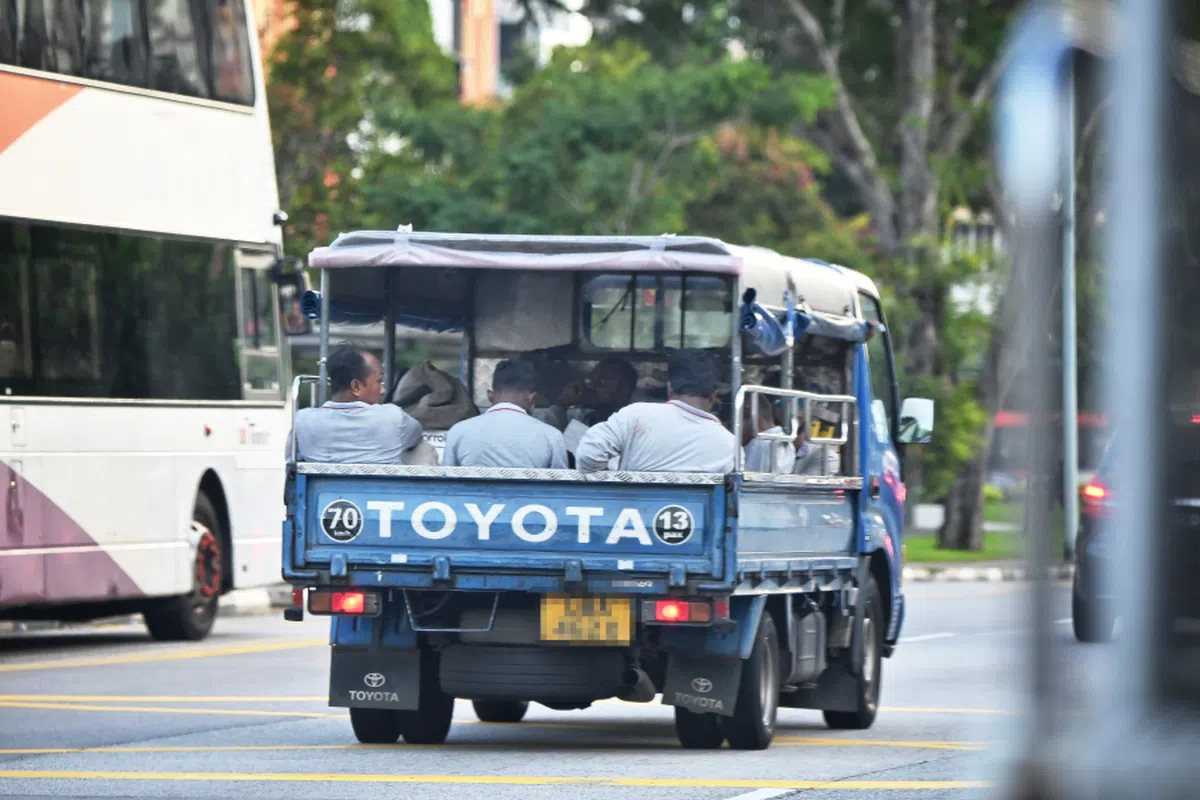 客工们挤在毫无安全性可言的罗厘后车厢。（海峡时报）