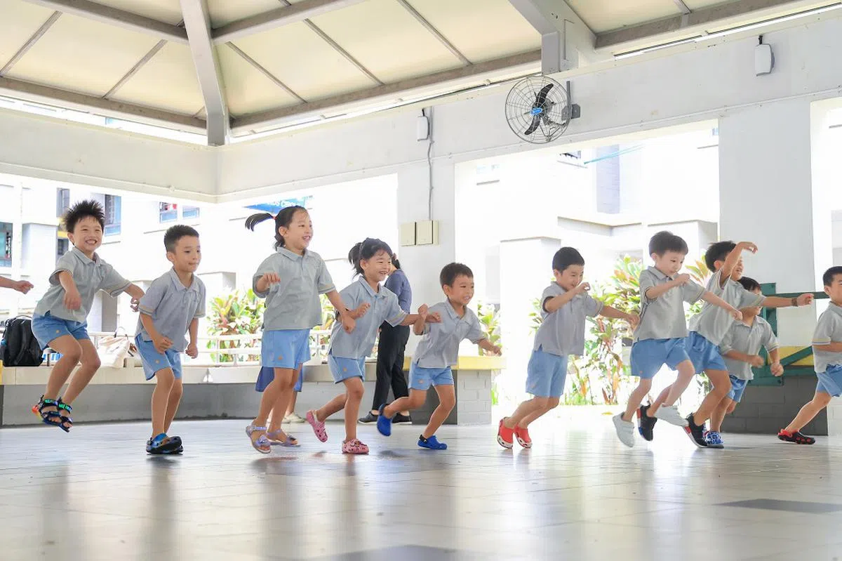 玩乐中的幼儿园学生。（联合早报）